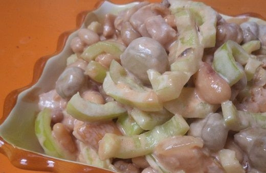 1. Этап. Салат Курица с шампиньонами: Соедините в салатнице грибы с луком, перец, фасоль и курицу. Заправьте салат майонезом и перемешайте. Приятного аппетита!