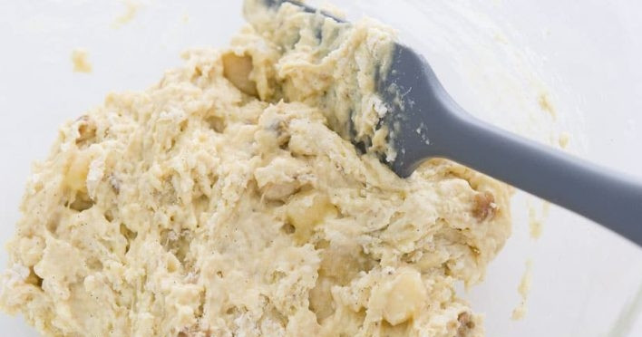 1. Этап. Банановые оладушки: 3. Добавьте яично-банановую смесь в сухие ингредиенты и перемешайте.