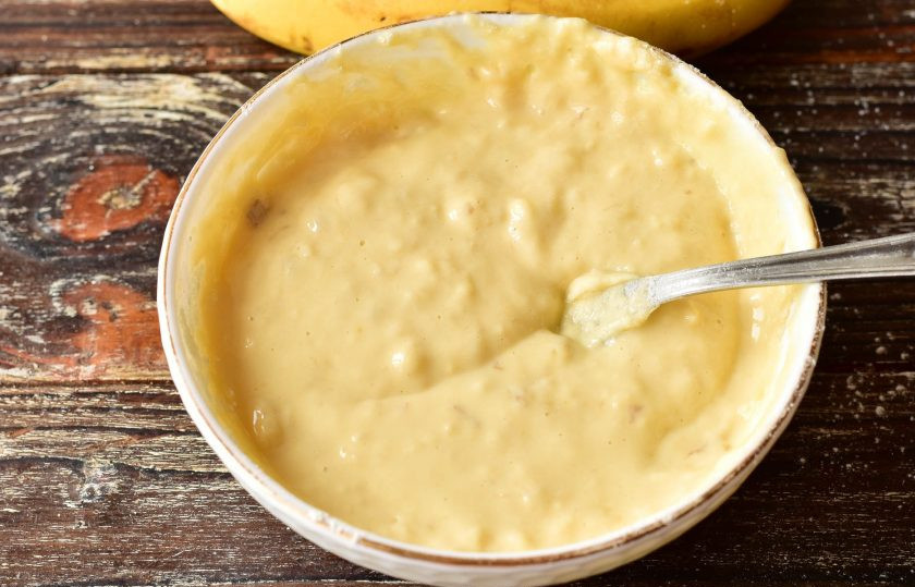 1. Этап. Банановые оладьи на ряженке: Снова все хорошо перемешайте.