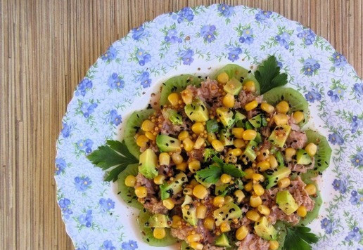 1. Этап. Новогодний салат Тунец и киви: Украсьте петрушкой.