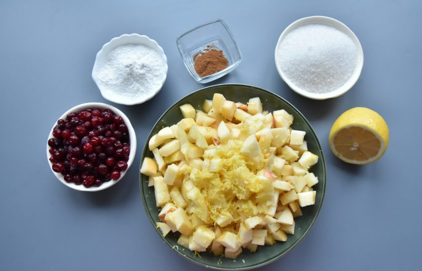 1. Этап. Штрудель с яблоками и брусникой: Переложите яблочные кубики в миску и сбрызните их соком лимона, чтобы не потемнели. Туда же добавьте цедру. Ягоды брусники переберите и удалите мелкий мусор. Предварительного размораживания не требуется. Соедините яблоки, бруснику, сахар, кукурузный крахмал, корицу и перемешайте начинку.