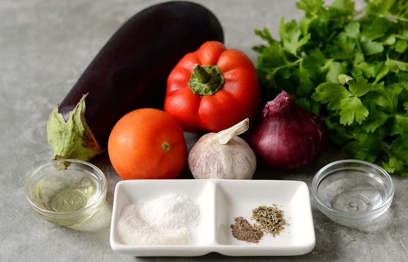 1. Этап. Икра из запеченных баклажанов и перца: Подготовьте все ингредиенты.