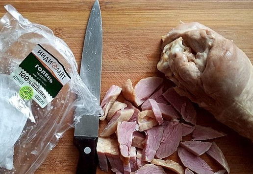 1. Этап. По мотивам салата Клязьма: Начинаем делать салат. Мясо индейки с голени нужно порезать произвольно кусочками небольшими.