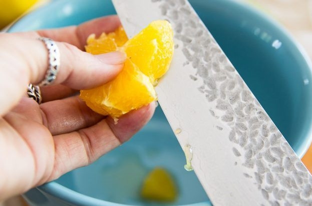 1. Этап. Салат с сёмгой: Пока рыба маринуется, подготовьте остальные ингредиенты. Очистите апельсин и разделите его на дольки. Очистите дольки от пленок и нарежьте на кусочки.