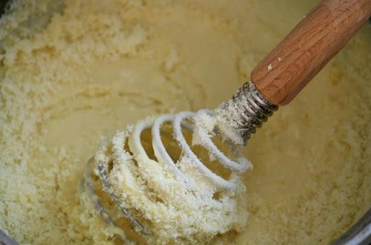 1. Этап. Рулет с семгой и зеленью: Как загустеет - снимаем с огня. Добавляем желтки и мелко тертый пармезан, перемешиваем.