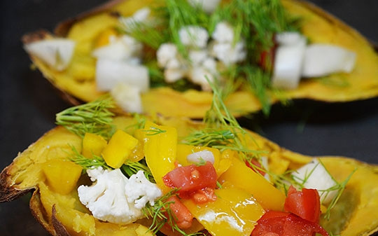 1. Этап. Завтрак в сладком картофеле: В каждую половинку батата выложите овощи, сыр.