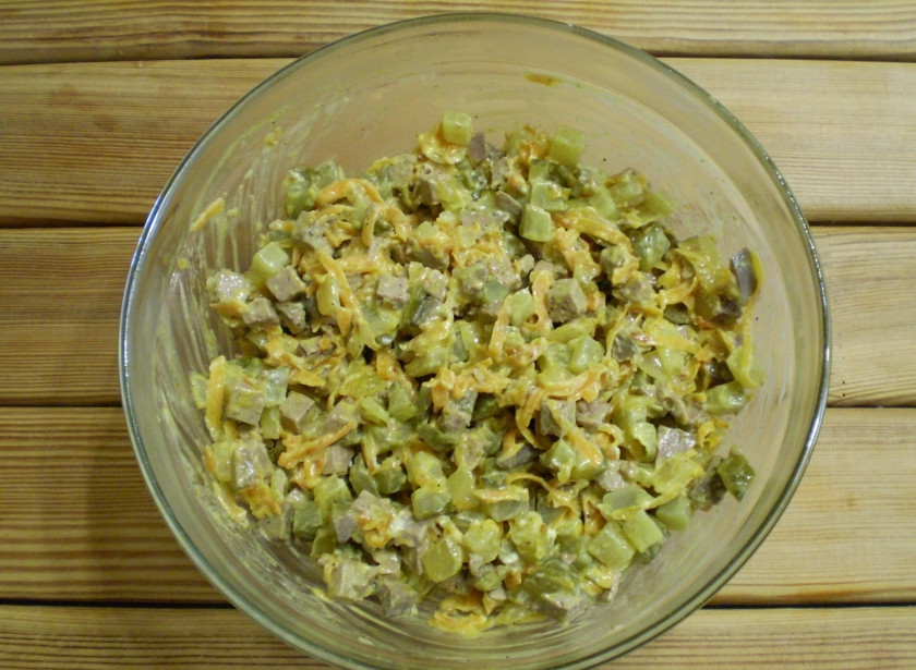 1. Этап. Салат Новогодняя обезьянка: Перемешайте, салат готов.