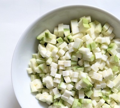 1. Этап. Котлеты из тунца и цукини: Цукини почистить от шкурки, нарезать очень мелкими кубиками. Я натёрла на тёрке шайбами в длину, нарезала полосками, потом кубиками. Получается очень быстро.