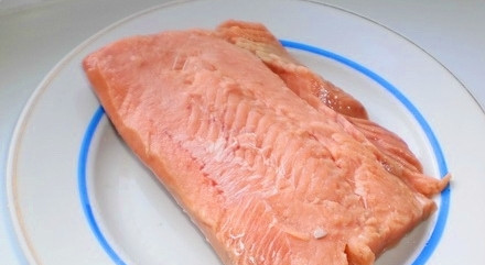 1. Этап. Филе кижуча: Филе кижуча моем и обсушиваем бумажным полотенцем. Удаляем косточки, если они есть.