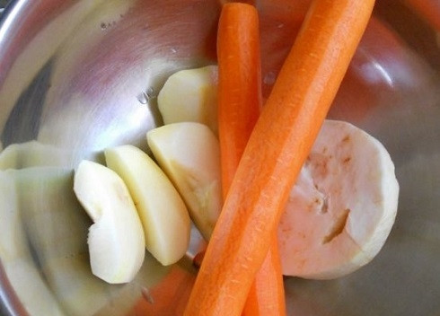 1. Этап. Салат с морковкой: Очистите морковь и сельдерей. Яблоко очистите от кожуры и сердцевины. Если яблоки домашние, кожуру можно не удалять.