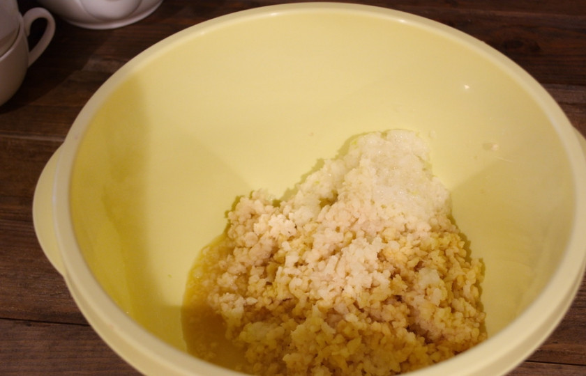 1. Этап. Картофельные котлеты с курицей: Нарежьте на удобные кусочки и перекрутите на мясорубке вместе с луком. Можно натереть на терке.