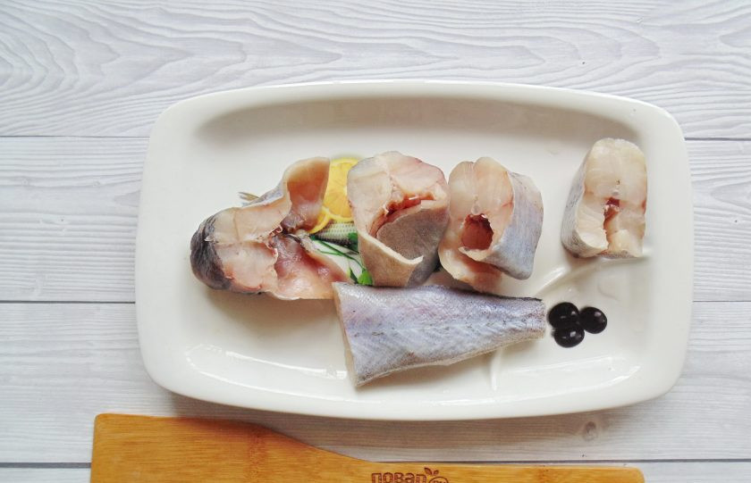 1. Этап. Минтай жареный в муке на сковороде: Нарежьте рыбу на кусочки.