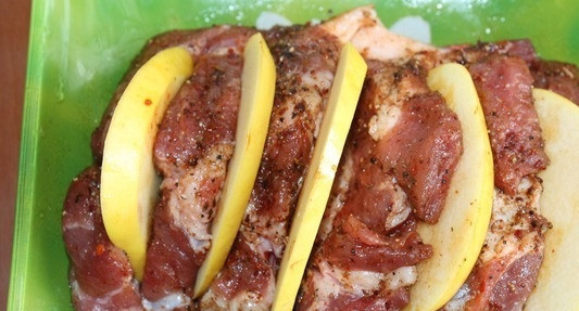 1. Этап. Мясо с айвой в мультиварке: 3. Айву вымыть, просушить и нарезать дольками. В каждый разрез свинины аккуратно вложить кусочек айвы.