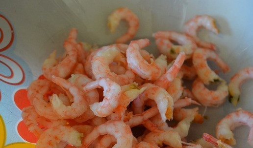 1. Этап. Салат из зелёной чечевицы: Отварить креветки: опустить их в кипящую воду, не размораживая. Довести до кипения, проварить минуты 3. Воду слить, креветки остудить, очистить.