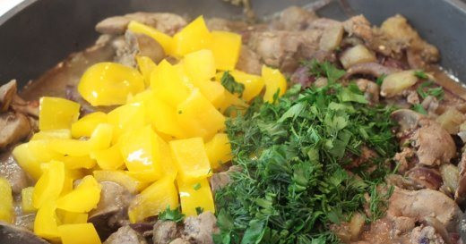 1. Этап. Печень с овощами: Затем в сковородку кладем кубиками нарезанный перец и рубленную зелень.