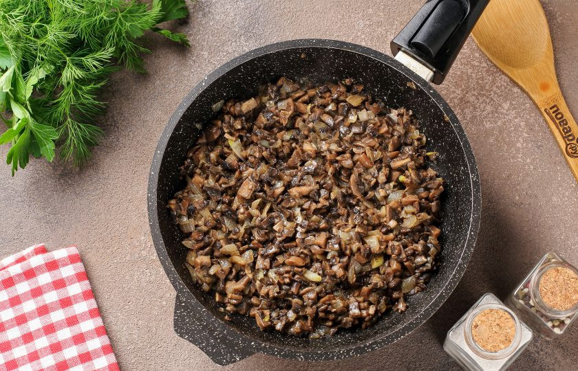 1. Этап. Картофельные пирожки с грибами: Обжарьте грибы с луком до готовности. Посолите и поперчите начинку по вкусу.