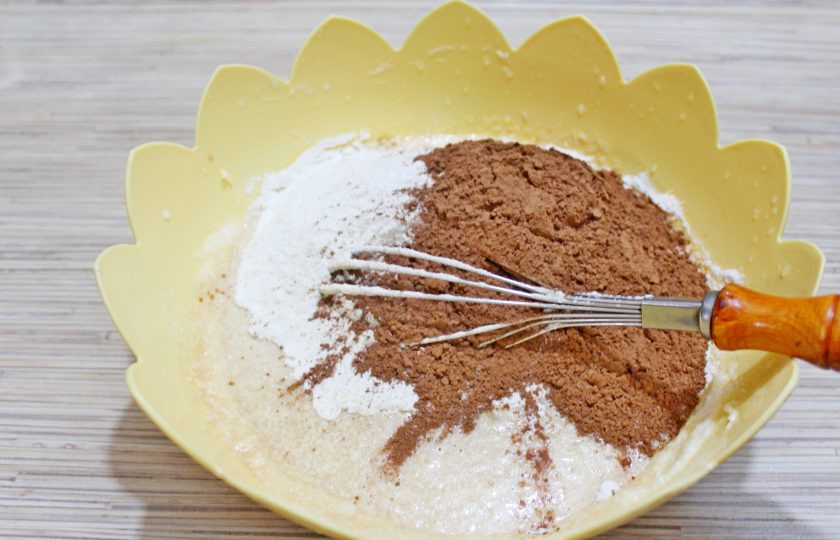 1. Этап. Печенье кофейные зерна: Влейте остывшее молоко с кофе, добавьте просеянные муку и какао.