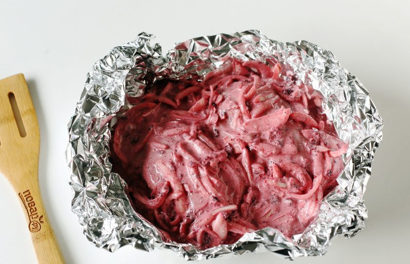 1. Этап. Куриная грудка в брусничном соусе: Переложите маринованную грудку на кусок фольги, смазанный маслом и сверху полейте ее брусничным соусом. Защипните фольгу со всех сторон, чтобы не было возможности для выхода пара и запекайте при температуре 180-200 градусов около 40 минут.