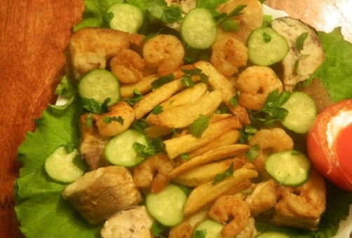 1. Этап. Крымская закуска Баркас: Затем добавим ломтики огурца, а внутрь помидора выложим соус из брынзы, майонеза и йогурта с измельченным чесноком. Посыпаем блюдо измельченной зеленью петрушки.