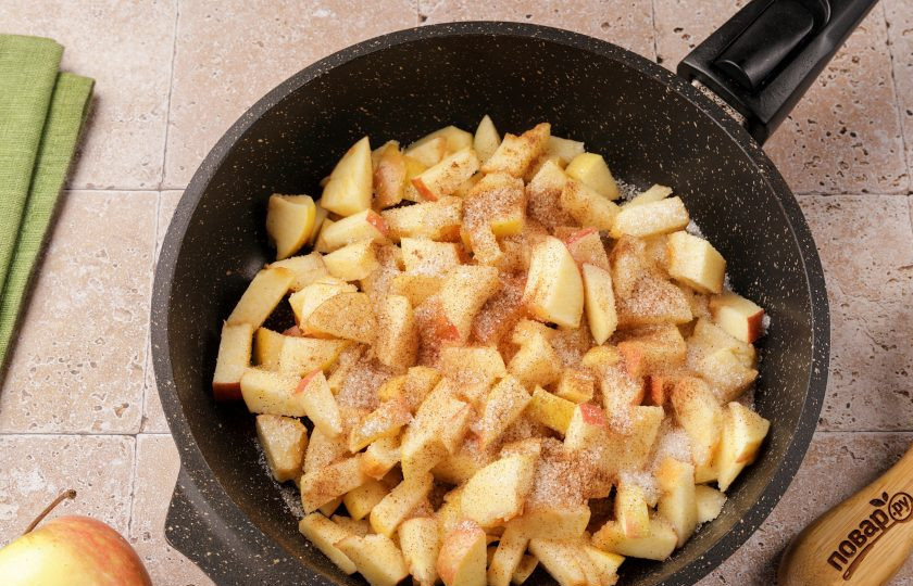 1. Этап. Пирог на дрожжах с яблоками: Яблоки нарежьте кубиками и выложите на разогретую сковороду. Добавьте сахар по вкусу и корицу. Тушите на среднем огне до испарения жидкости.