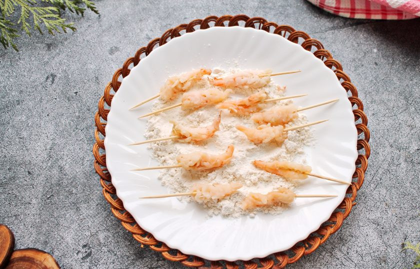 1. Этап. Креветки в сухарях панко: Муку посолите и полностью обваляйте в ней креветки.