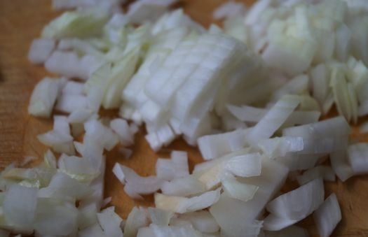 1. Этап. Соус к ребрышкам: Очищаем луковицу, моем и нарезаем довольно мелко. Я нарезала кубиками.