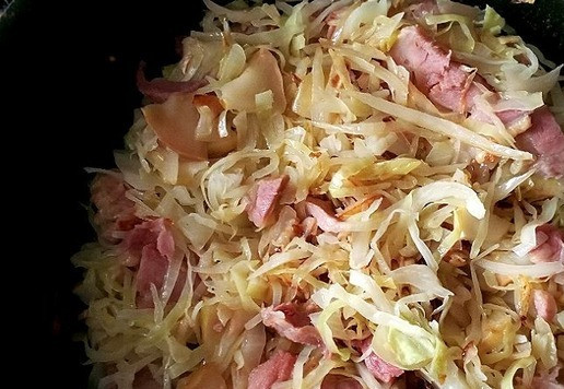 1. Этап. Закусочный пирог с индейкой и капустой: Капуста почти готова, добавляем к ней индейку. Перемешиваем и обжариваем ещё минуты 3-5. Начинка готова для пирога.