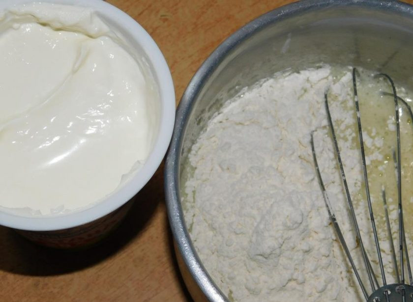 1. Этап. Крем-пломбир для украшения торта: Добавьте муку и сметану.