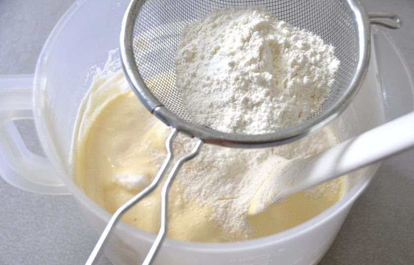 1. Этап. Печенье Причуда: Влейте желтки к белкам, просейте муку и вмешайте в яичную массу по 1 столовой ложке до однородного состояния.