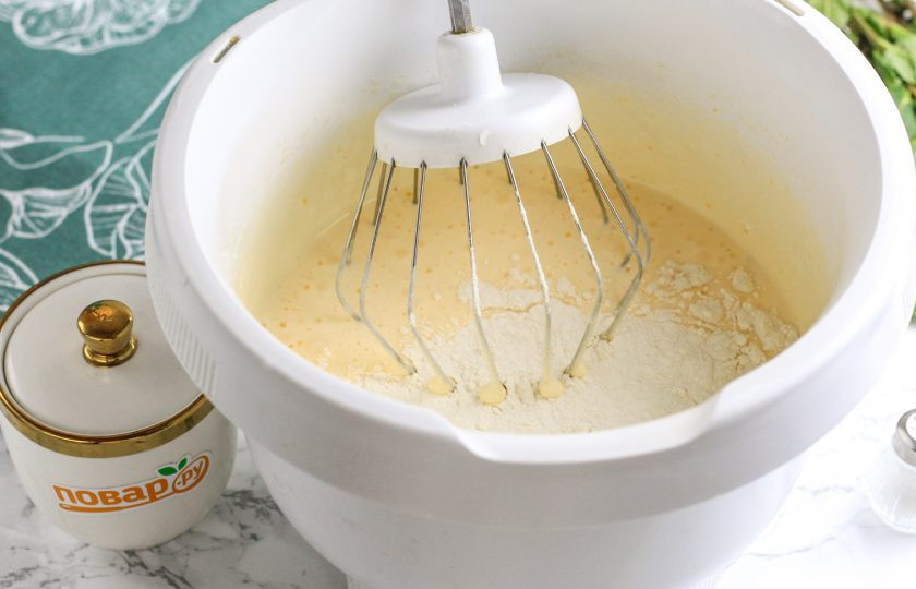 1. Этап. Пирог с сушеным инжиром: Всыпьте пшеничную муку высшего сорта и вмешайте ее во взбитую массу с помощью силиконовой лопатки, но не взбивайте.