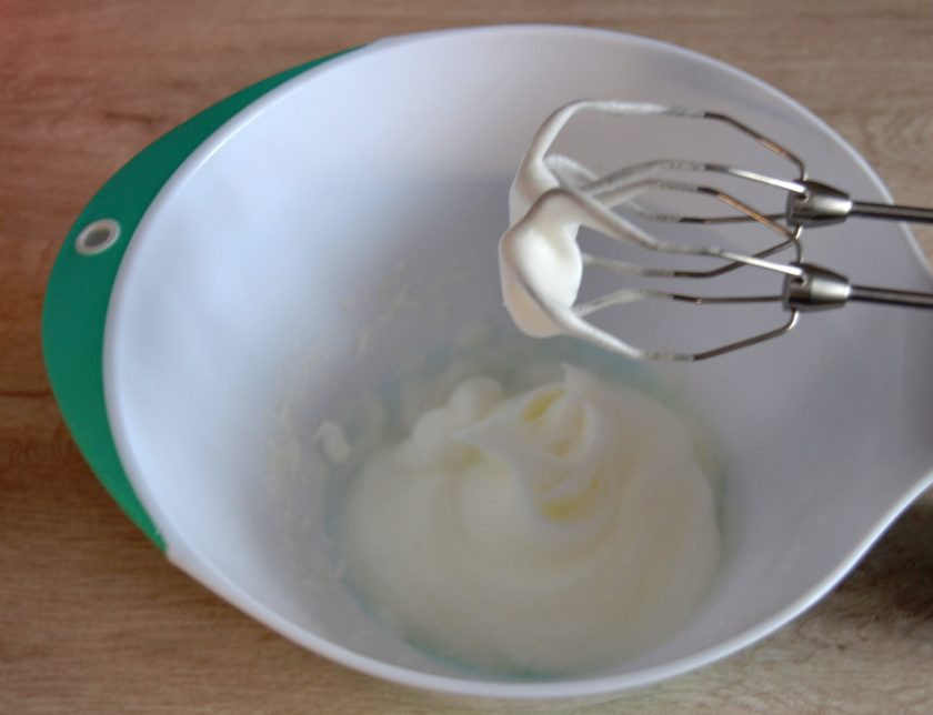 1. Этап. Макаронс на итальянской меренге: Одновременно взбейте вторую порцию яичных белков до пышности.