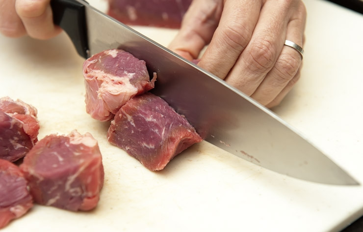 1. Этап. Говядина в красном вине: 1. Говяжье мясо нарежьте небольшими кусочками.