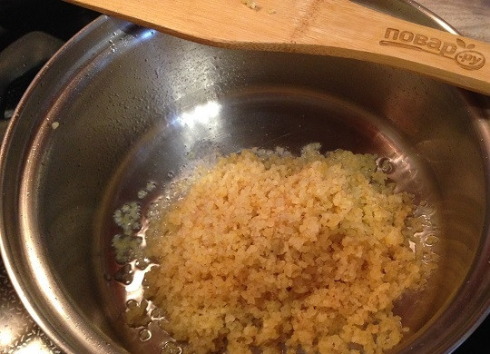 1. Этап. Салат из булгура с яблоком, сельдереем и перцем: 2. Разогреваем столовую ложку растительного масла, обжариваем булгур до полного испарения жидкости и появления приятного орехового аромата. Затем заливаем водой, добавим щепотку соли и варим до готовности.