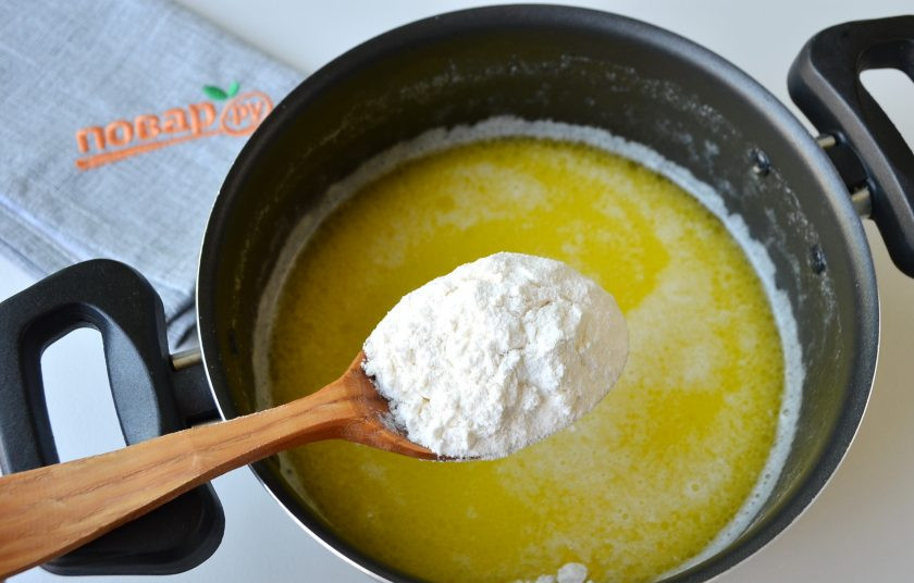 1. Этап. Юмбрики: 3. В кипящую смесь положите муку, быстро перемешивайте минутку-две, снимите с огня. Доведите тесто до однородного состояния.