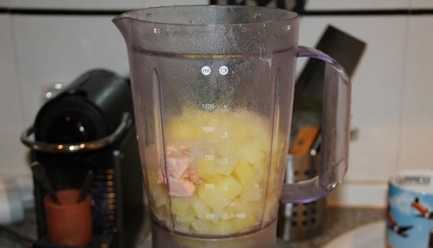 1. Этап. Суп-пюре из лосося со сливками: В блендере измельчите картофель, немного бульона, лук, сливки и 2/3 рыбы.