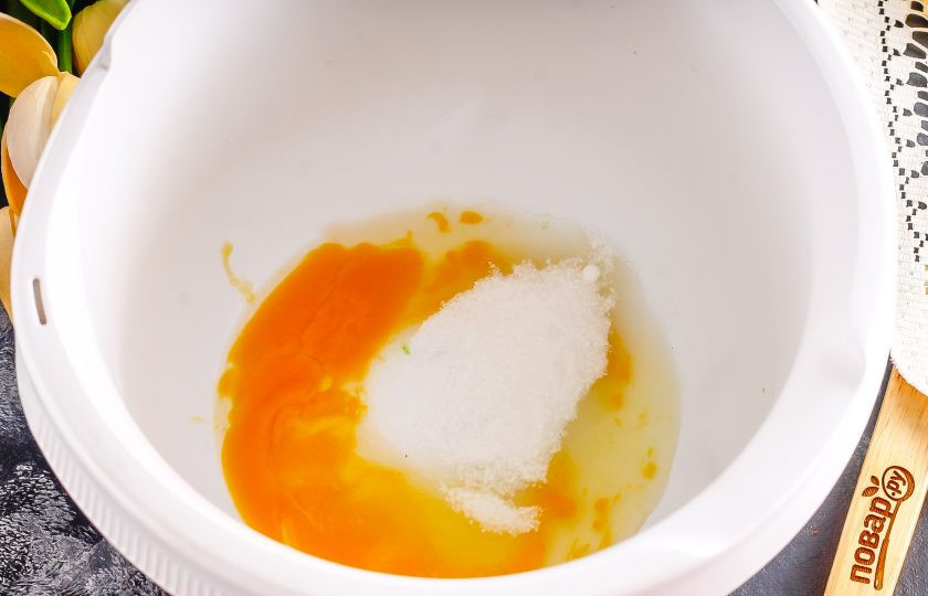 1. Этап. Спонж бисквит для декора: Вбейте куриное яйцо в чашу кухонного комбайна или чашу для миксера, всыпьте туда же соль и сахар. Взбейте все на высокой скорости примерно 3-4 минуты.