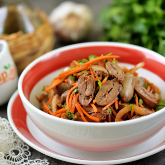 Холодная закуска из куриных сердечек в чесночно-соевом соусе