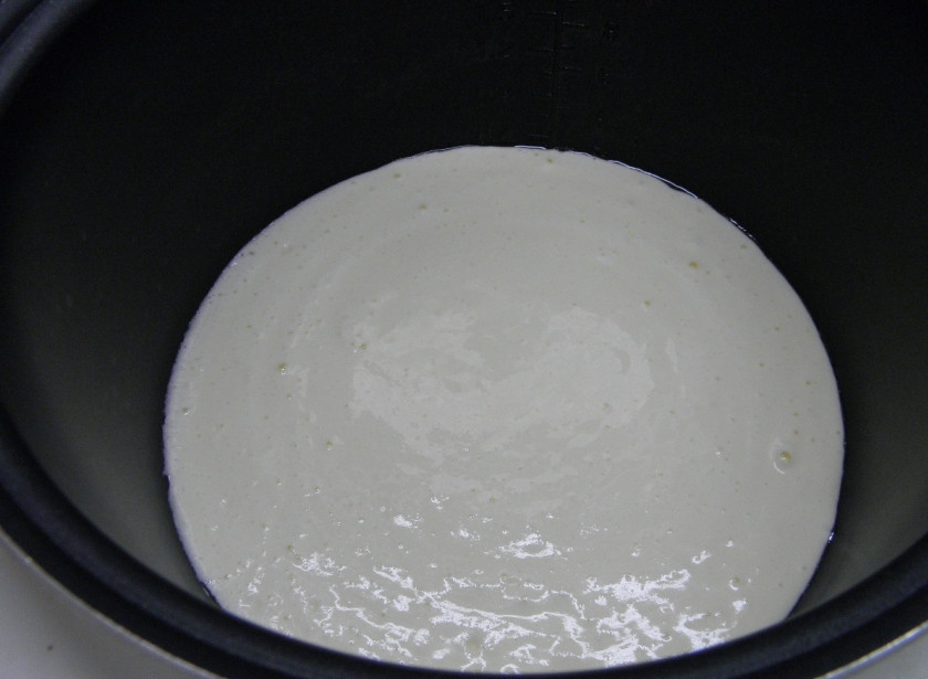 1. Этап. Творожная запеканка без манки: Смажьте кастрюлю мультиварки любым кондитерским жиром или маслом сливочным, рафинированным, маргарином. Перелейте в неё творожную массу и установите кастрюлю в мультиварку. Выберите режим 