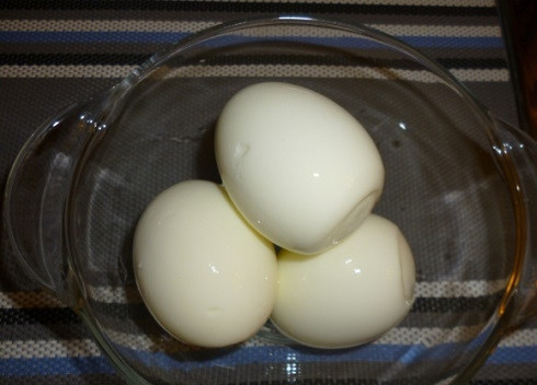 1. Этап. Простой салат с ветчиной: Отварим вкрутую, очистим яйца и нарежем их кубиками.