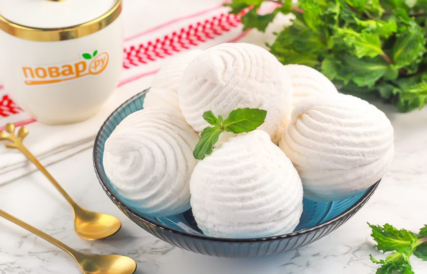 1. Этап. Зефир из яблок: Соедините белые половинки зефира вместе и опудрите их сахарной пудрой, перемешанной с крахмалом, вместе с зефирными цветами. Зефир полностью готов — заварите ароматный чай. Приятного вам аппетита!