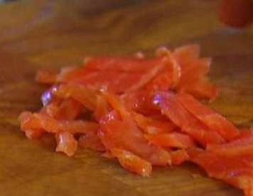 1. Этап. Салат сливочный: От кусочка филе слабосоленой семги или другой красной рыбы отрезаем 4 тонких пластика, они нам понадобятся для украшения салата. А остальное филе нарезаем тонкими полосками или кубиками.