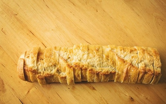 1. Этап. Кростини: 1. Нарежьте багет порционными кусочками.