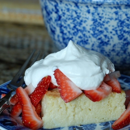 1. Этап. Торт Три молока: Нарезаем наш торт и подаем со взбитыми сливками и клубникой. Приятного аппетита!
