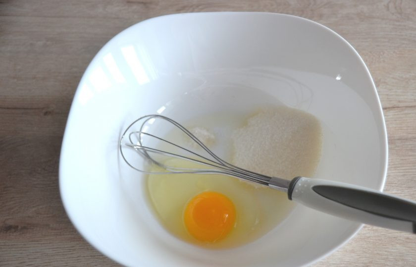 1. Этап. Украинские оладьи: В миске смешайте яйцо, соль, сахар.