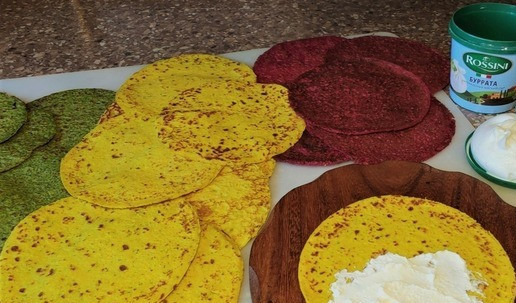 1. Этап. Блинный цветной торт с острым соусом: Каждый блин промазать тонким слоем мягкого сыра Рикотта