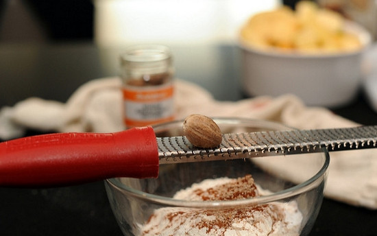 1. Этап. Пышная шарлотка: 3. В глубокую мисочку просейте муку, соль и соду. Добавьте корицу и мускатный орех.