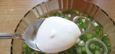 1. Этап. Пельмени с бульоном: 3. А также зелень и сметану.