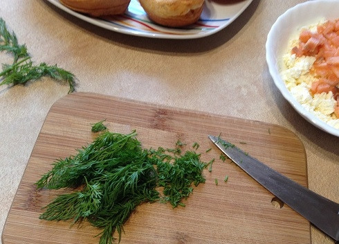 1. Этап. Поповеры с лососем и творогом: 9. И мелко нарежем зелень укропа.