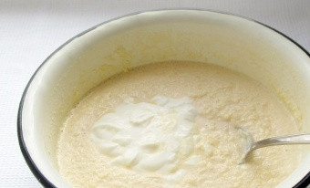 1. Этап. Пляцок: Добавьте 3 яйца со сметаной. Хорошо перемешайте ингредиенты.