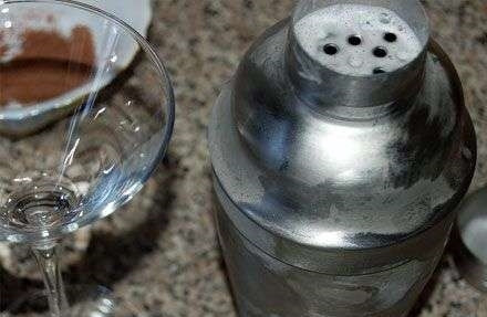 1. Этап. Коктейль с бренди: 6. Тщательно и сильно трясем шейкер, после чего оставляем его на пару минут.